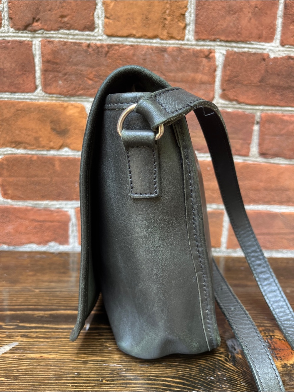 Roots Classic Black Leather Crossbody Bag - Picture 4 of 10